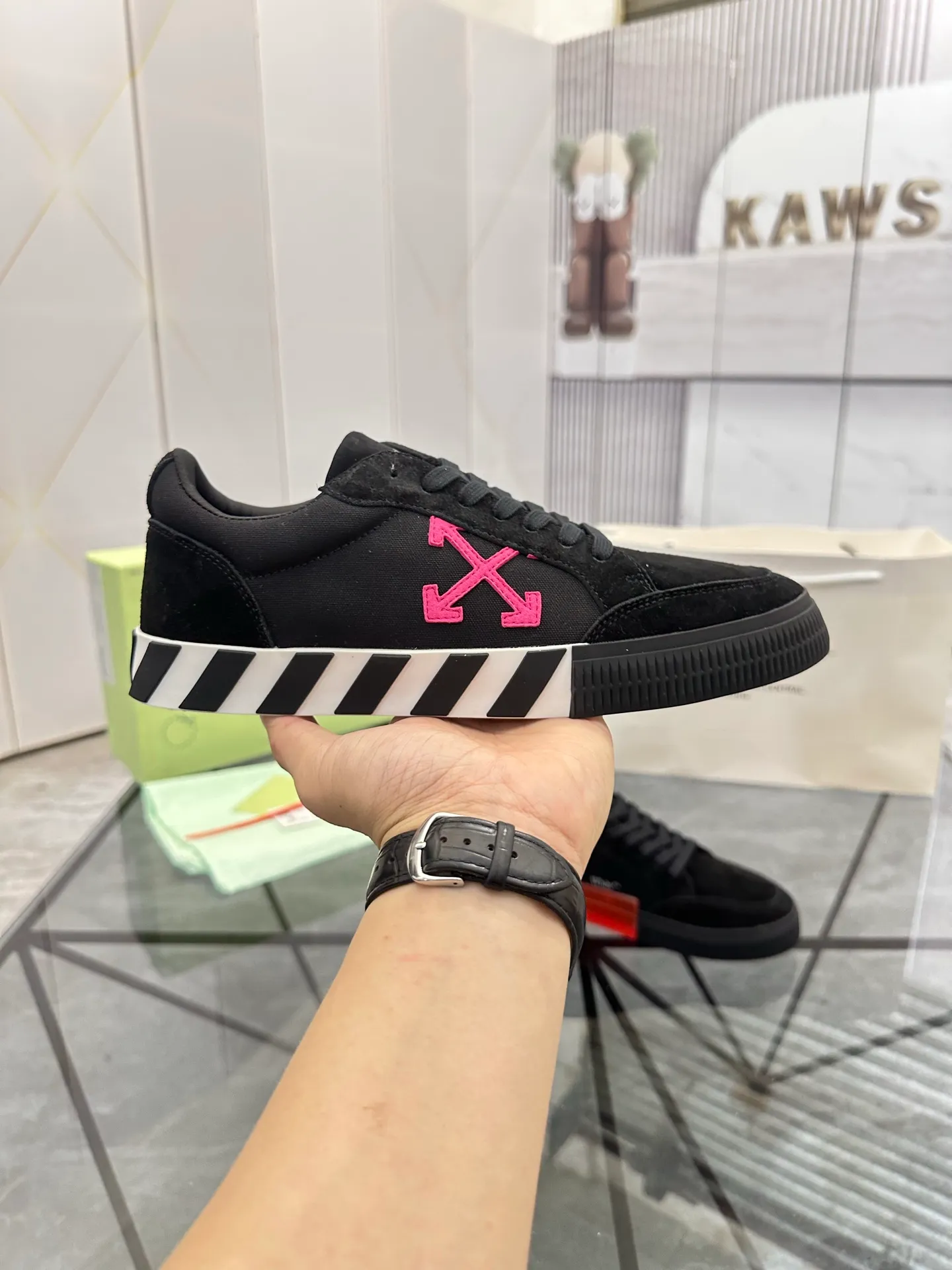 Selling men's shoes 💰: 💰P440¥ Product trademark: OFF WHITE * "OFF WHITE*" low-top casual shoes Regular size: 35-45 (can be customized to 46) Couple style Product materials: imported nubuck leather upper spliced ​​with original fabric, breathable lining, original outsole. No.: H203